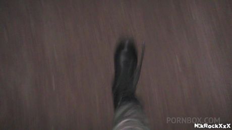 nrx-studio: Schitterende Russische babe Milady krijgt haar kutje gelikt door een dief in het donker