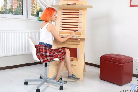 nubiles: A grande ruiva russa Lissa Fox fica nua em cima de uma mesa em seu escritório