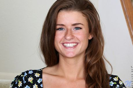 nubiles: La ravissante mignonne américaine Anna Smith se met nue avant de se masturber avec un sextoy