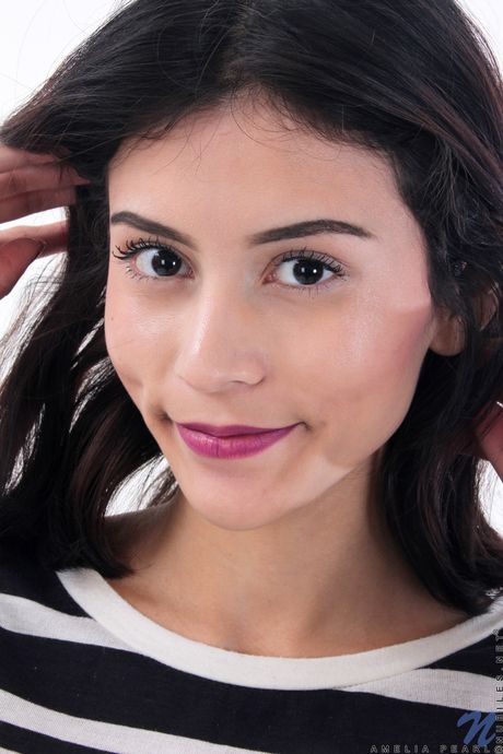 nubiles: 拉丁裔少女 Amelia Pearl 在彈跳床上赤身裸體，然後自慰