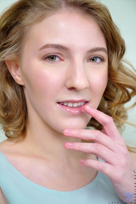 nubiles: Heiße russische Teenagerin Lavatta W protzt mit ihrem riesigen Hintern und ihrer rasierten Muschi