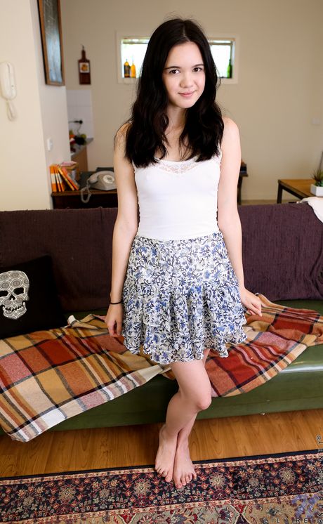 nubiles: Studentka Lily Rei pokazuje swoją różową cipkę po całkowitym rozebraniu się