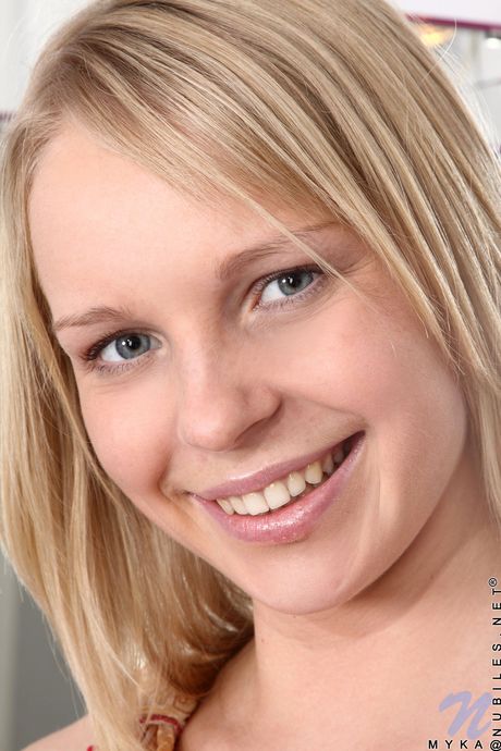 nubiles: La magnifique beauté russe Myka montre ses seins plats et sa chatte rasée dans le miroir