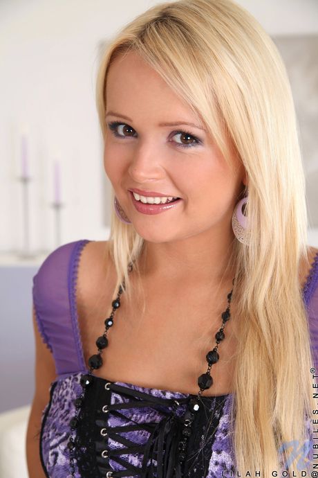 nubiles: 金髮碧眼的捷克美女 Lilah Gold 在自慰前脫光衣服