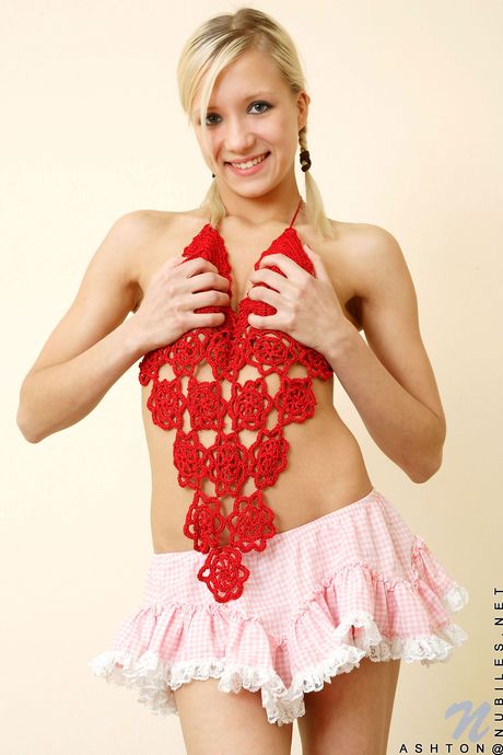 nubiles: Blonde Russische meid Ashton spreidt haar roze kutje met haar vingers nadat ze naakt is geworden