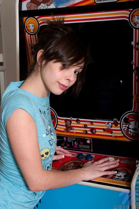 nubiles: Piękna laska Ariel Rebel to prawdziwa piękność, z jej małymi cyckami i ogoloną cipką