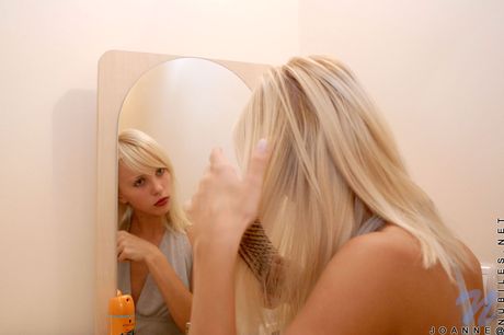 nubiles: Blonde Oekraïense schatje Arabella A speelt met haar kutje nadat ze zich heeft uitgekleed in een spiegel