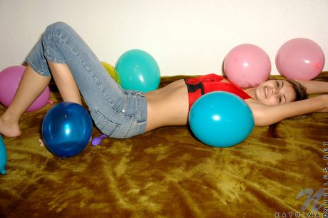 nubiles: A grande garota da capa Katrina tira a roupa e destaca os peitos e a bunda