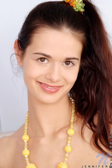 nubiles: Die engelhafte tschechische Schönheit Jennifer zieht ihr Höschen aus und spielt mit ihrer Muschi auf der Treppe