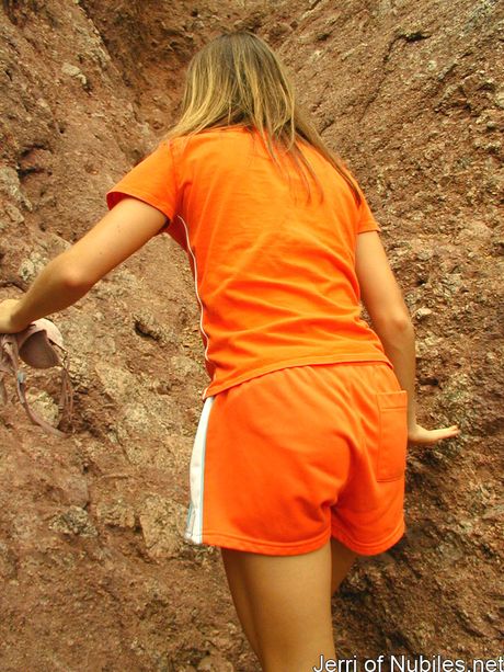 nubiles: Wspaniała amerykańska piękność Jenni Carmichael odsłania swoje naturalne małe cycki i prezentuje się au naturel