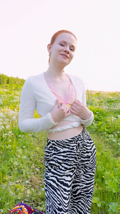 nubiles: De jeugdige Russische roodharige Vos Eva kleedt zich uit op een gazon in de achtertuin