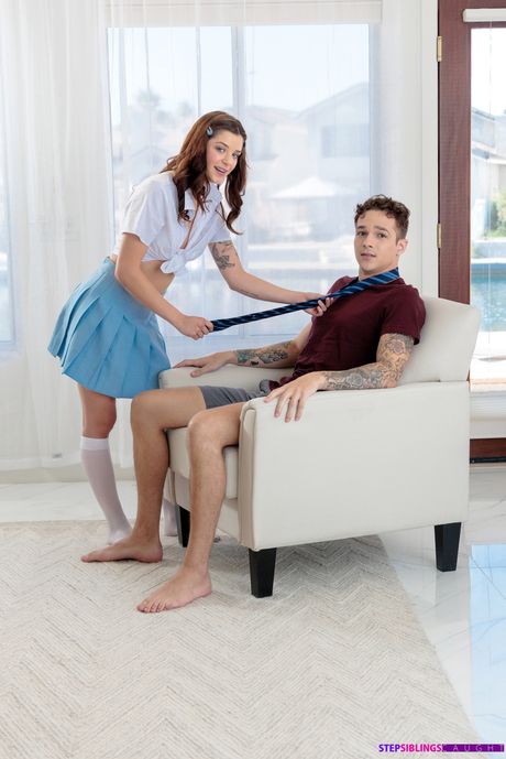 nubiles porn: La bruna americana Jade Maris tenta il fratellastro con una gonna corta