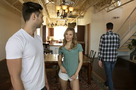 nubiles porn: La bionda americana Jillian Janson tenta il fratellastro con un set di reggiseno e mutandine
