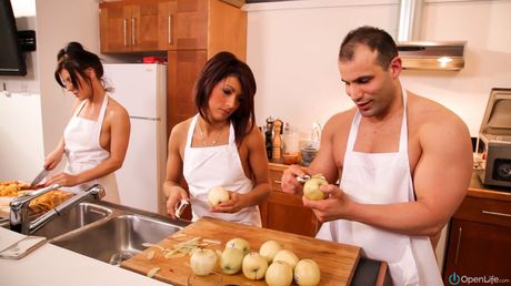open life: 三個大胸蕩婦在廚房共用一根大雞巴
