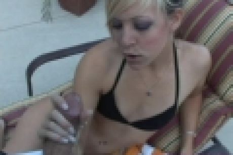 open life: 金髮碧眼的美國女孩Leah Luv在自慰前露出了她的乳房和屁股