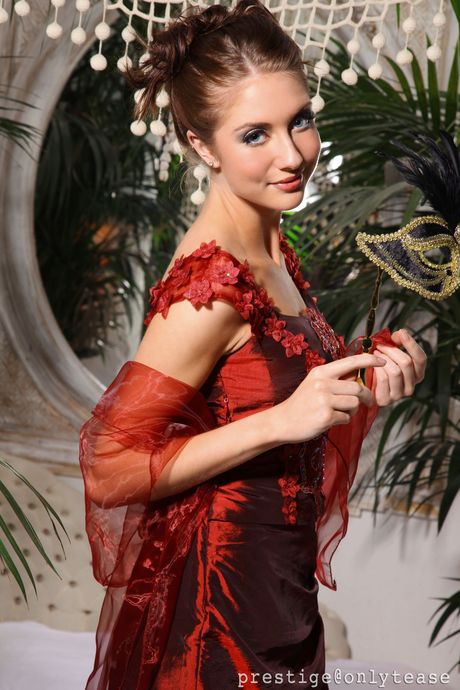 only tease: La modella erotica Natalie Taylor in abito rosso e calze mostra il suo culo caldo in mutandine nere