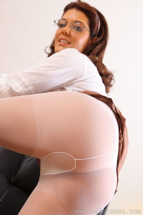 only tease: La segretaria nerd Kelly Mcgregor si spoglia fino alle calze e mostra il suo grande seno