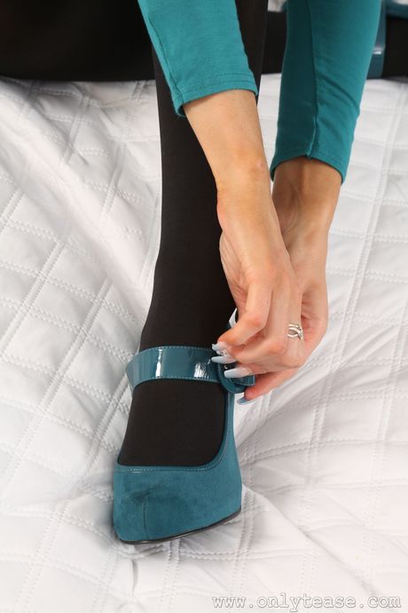 only tease: La ragazza inglese magra Imogen Whitely si toglie i collant prima di spogliarsi