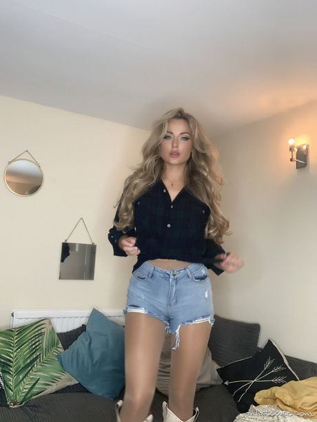 only tease: Piękna brytyjska blondynka Lana zdejmuje stanik i rajstopy, żeby się rozebrać