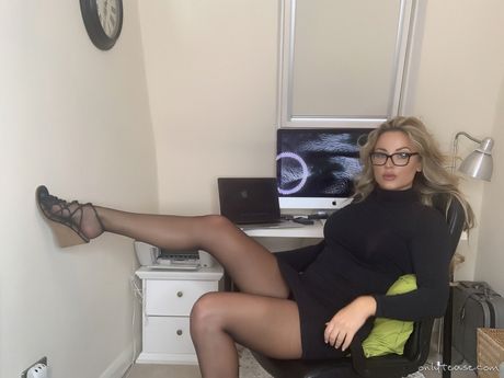 only tease: Das blonde britische Mädchen Lana D nimmt ihre Brille ab, bevor sie ihre Muschi zeigt