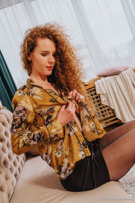 only tease: Długonoga asystentka Rose M pokazuje swoje ładne cycki i łysą cipkę w solowym występie