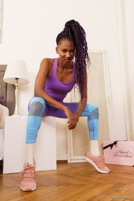 only tease: La sexy eburnea Joyce Morena si spoglia con le calze e mostra le sue piccole tette
