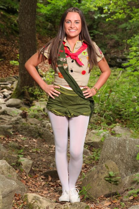 only opaques: Beautiful british teen Siobhan Murray gets naked in a field of wildflowers