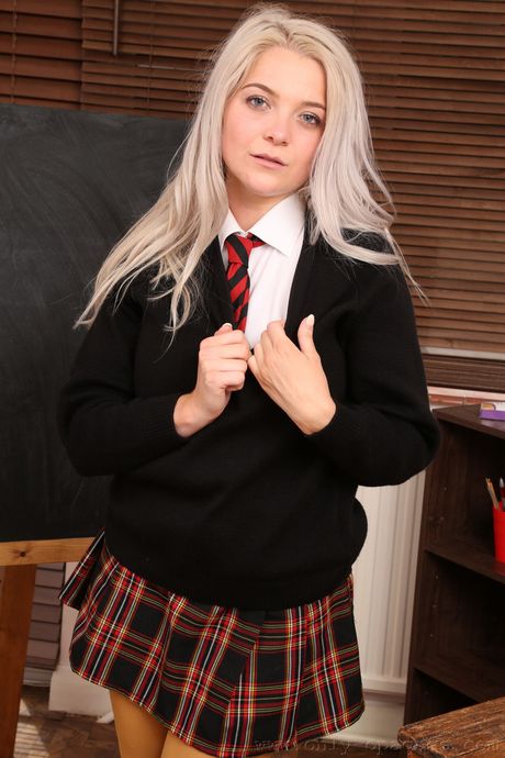 only opaques: La profesora británica rubia Natalie se desnuda hasta quedar en medias y posa en solitario