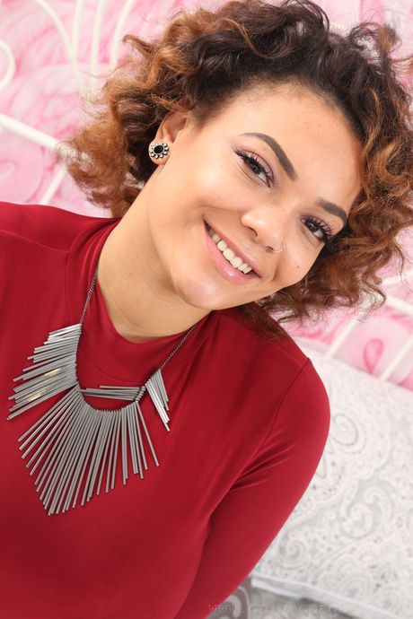 only opaques: La angelical y deslumbrante británica Billie Davis se quita las medias para mostrar