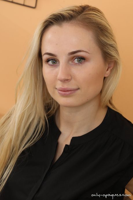 only opaques: La milf británica rubia Cassie B se desnuda hasta quedar en medias y posa en solitario