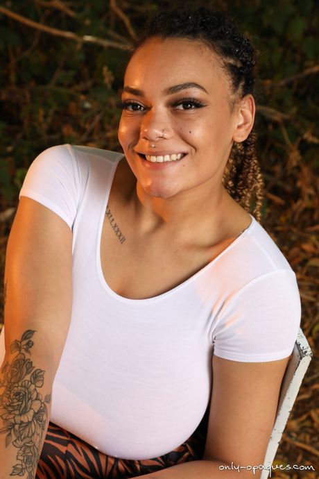 only opaques: La morena británica Billie Davis exhibe sus increíbles tetas y culo en el bosque