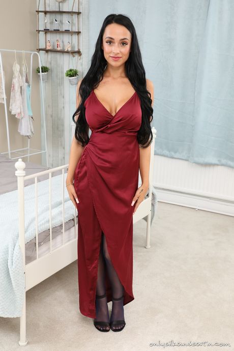 only silk and satin: ゴージャスなイギリスの黒髪のメグス・メイ・ミッチェルが素晴らしいおっぱいとパイパンまんこを披露