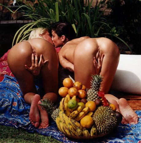 penthouse gold: Edita U et Alena D sont des amantes lesbiennes qui aiment se lécher