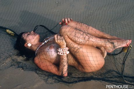 penthouse gold: レトロな悪女ステイシー・コールが大きな胸を露わにしてソロでポーズをとる