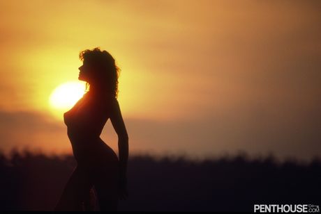 penthouse gold: La zorra retro Stacy Cole revela sus grandes tetas y posa en solitario