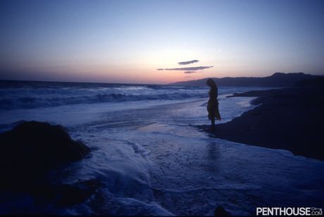 penthouse gold: Das britische Vintage-Postergirl Cynthia Gaynor zeigt ihre großen Möpse und posiert in Dessous