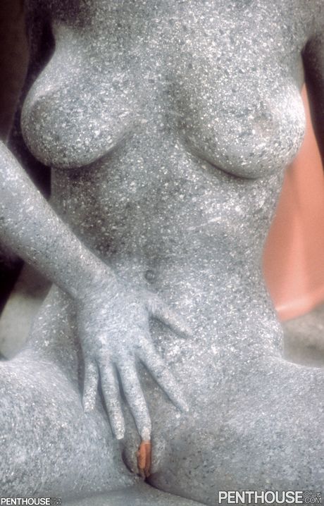 penthouse gold: Les jolies mannequins de Covergirl Sunny Woods et Stephanie Adams posent nues sur un rocher