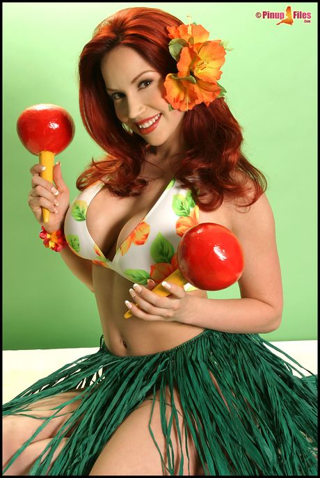 pinup files: Ładna kanadyjska rudowłosa Bianca Beauchamp zdejmuje bikini i prezentuje swoje wielkie cycki