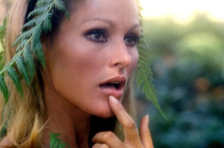 playboy plus: La rubia suiza Ursula Andress muestra sus increíbles tetas y posa desnuda al aire libre