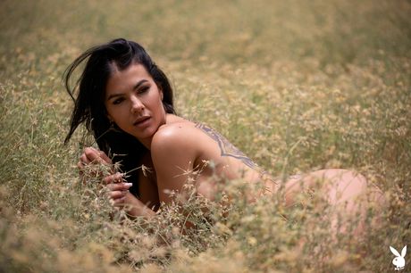 playboy plus: Estefania Pahe to gorąca brunetka, która uwielbia rozbierać się na świeżym powietrzu