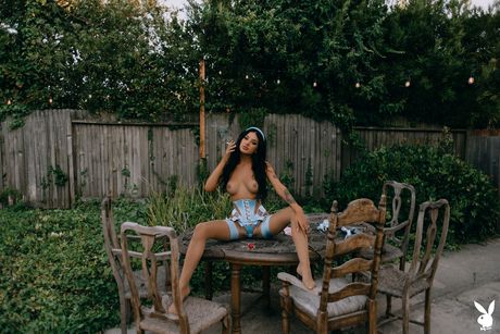 playboy plus: ブルネットのアメリカ人美女ライリー・リビエラは、彼女の素晴らしい胸を強調し、屋外で裸の姿を披露します