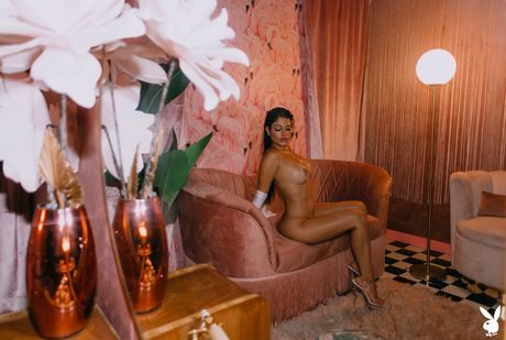 playboy plus: Piękna kolumbijska brunetka Yung Flower rozbiera się w czarnej sukience i wysokich obcasach