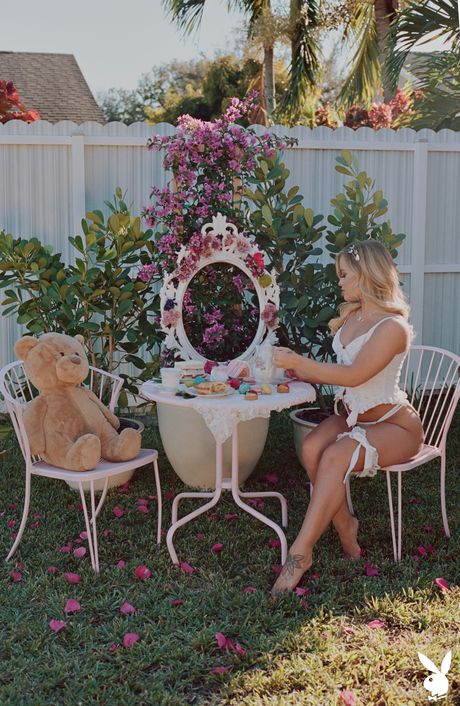 playboy plus: 金髮美國模特兒 Jackie 在花園裡炫耀她的性感臀部和裸體