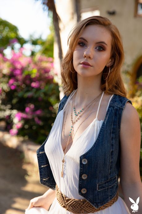 playboy plus: Pierwszorzędna amerykańska blondynka Kayla Coyote zdejmuje ubranie na krześle ogrodowym