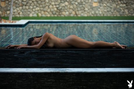 playboy plus: A modelo asiática Maki Katana exibe seus seios pequenos e fica nua em uma piscina