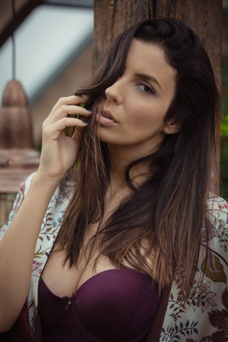 playboy plus: ブルネットのハンガリー人少女ケイト・パートが素晴らしいおっぱいを披露し、ソロでポーズをとる