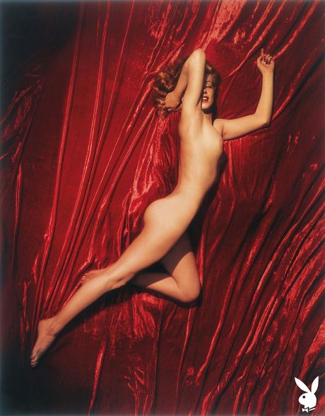 playboy plus: Oszałamiająca Marilyn Monroe pozuje nago i eksponuje swoje naturalne cycki w solowym wydaniu