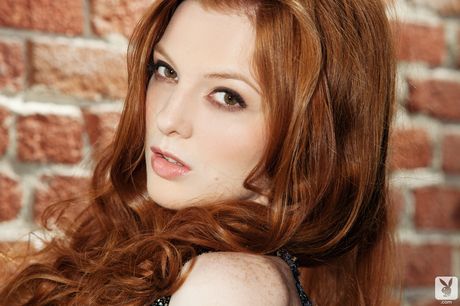 playboy plus: Piękna laska Shaun Tia eksponuje swój idealny tyłek i ogoloną cipkę w solowym filmie