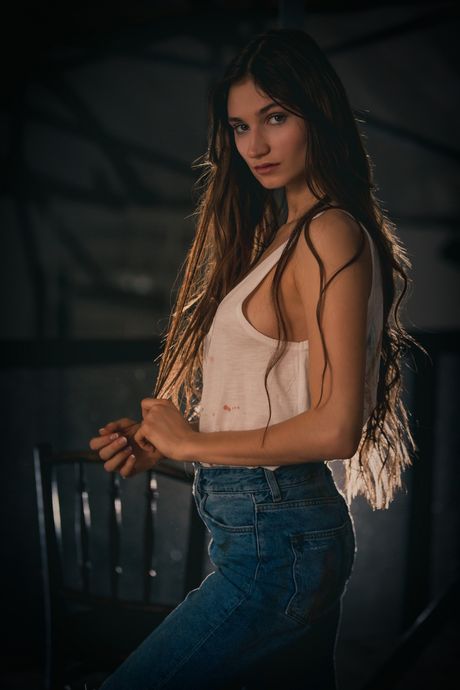 playboy plus: 黑髮拉脫維亞封面女郎 Ilvy Kokomo 展示她的大胸部，並在模特兒會上脫衣服