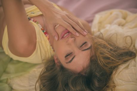 playboy plus: 迷人的俄羅斯女孩 Taya Vais 展示她的性感臀部，並在單人照片中展示她的裸體